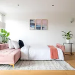 Riverside Two Bedroom Apartment In Canary Wharf