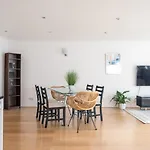 Riverside Two Bedroom Apartment In Canary Wharf