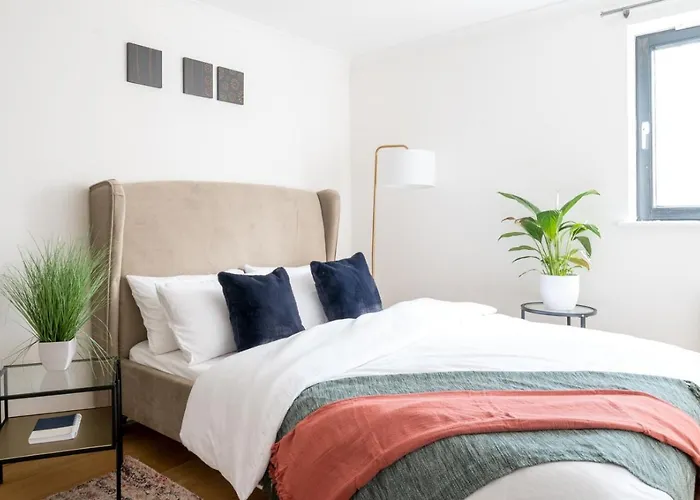 Riverside Two Bedroom Apartment In Canary Wharf
