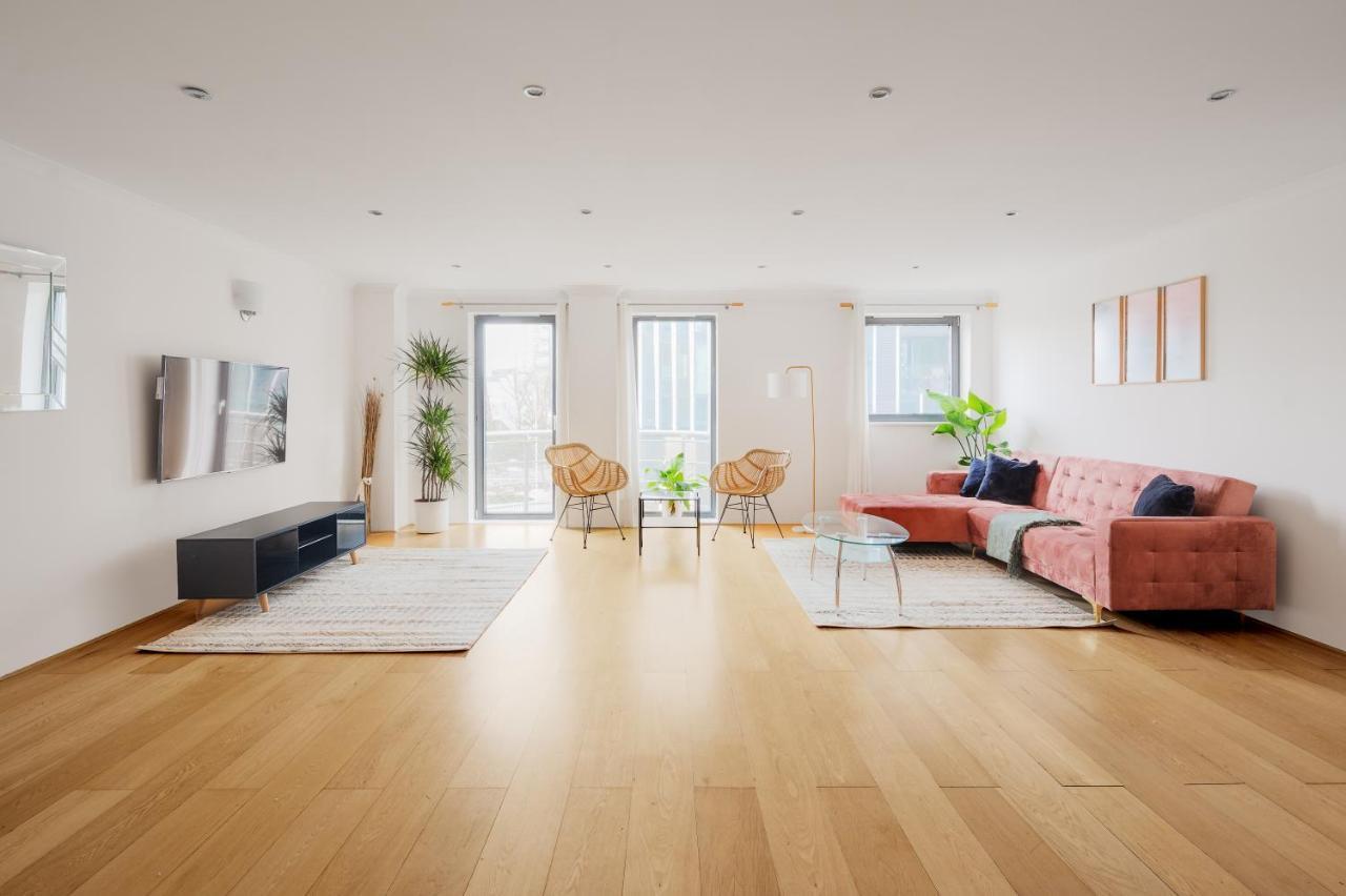 Apartment Riverside Two Bedroom In Canary Wharf London
