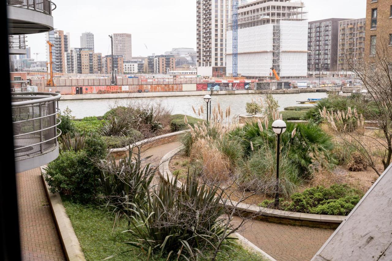 Riverside Two Bedroom In Canary Wharf London