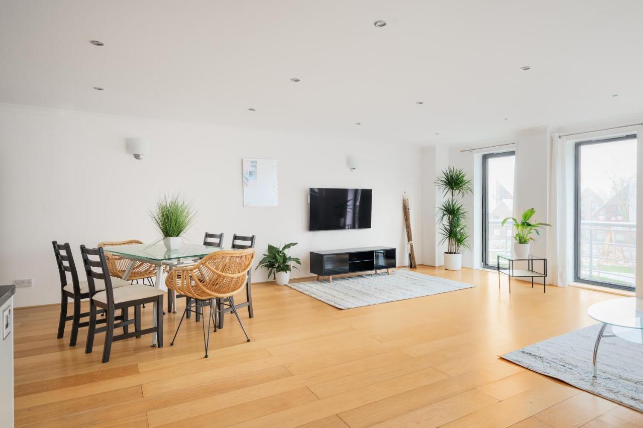 Apartment Riverside Two Bedroom In Canary Wharf London
