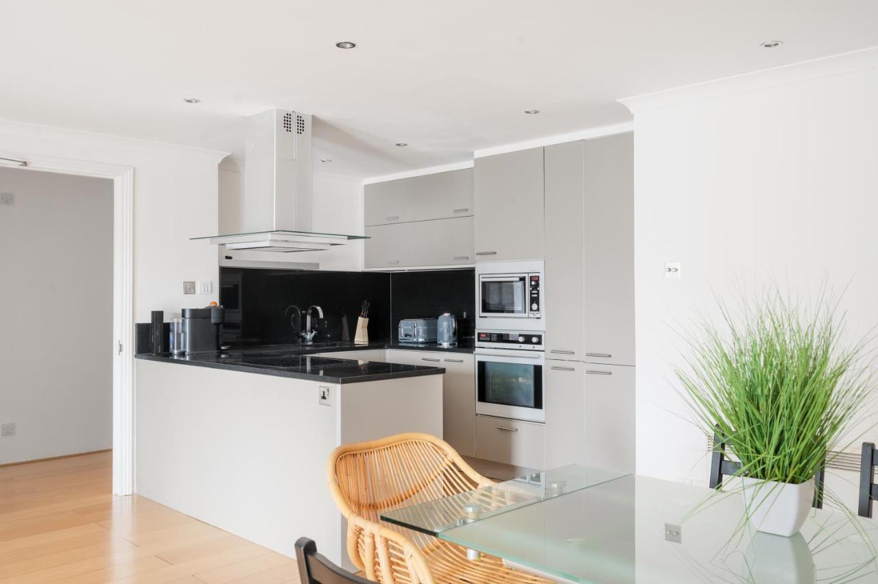 Riverside Two Bedroom In Canary Wharf Apartment London