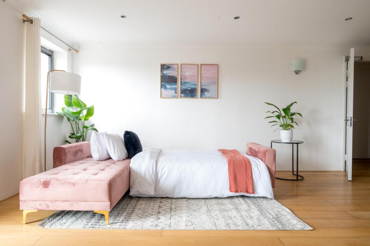 Riverside Two Bedroom In Canary Wharf *