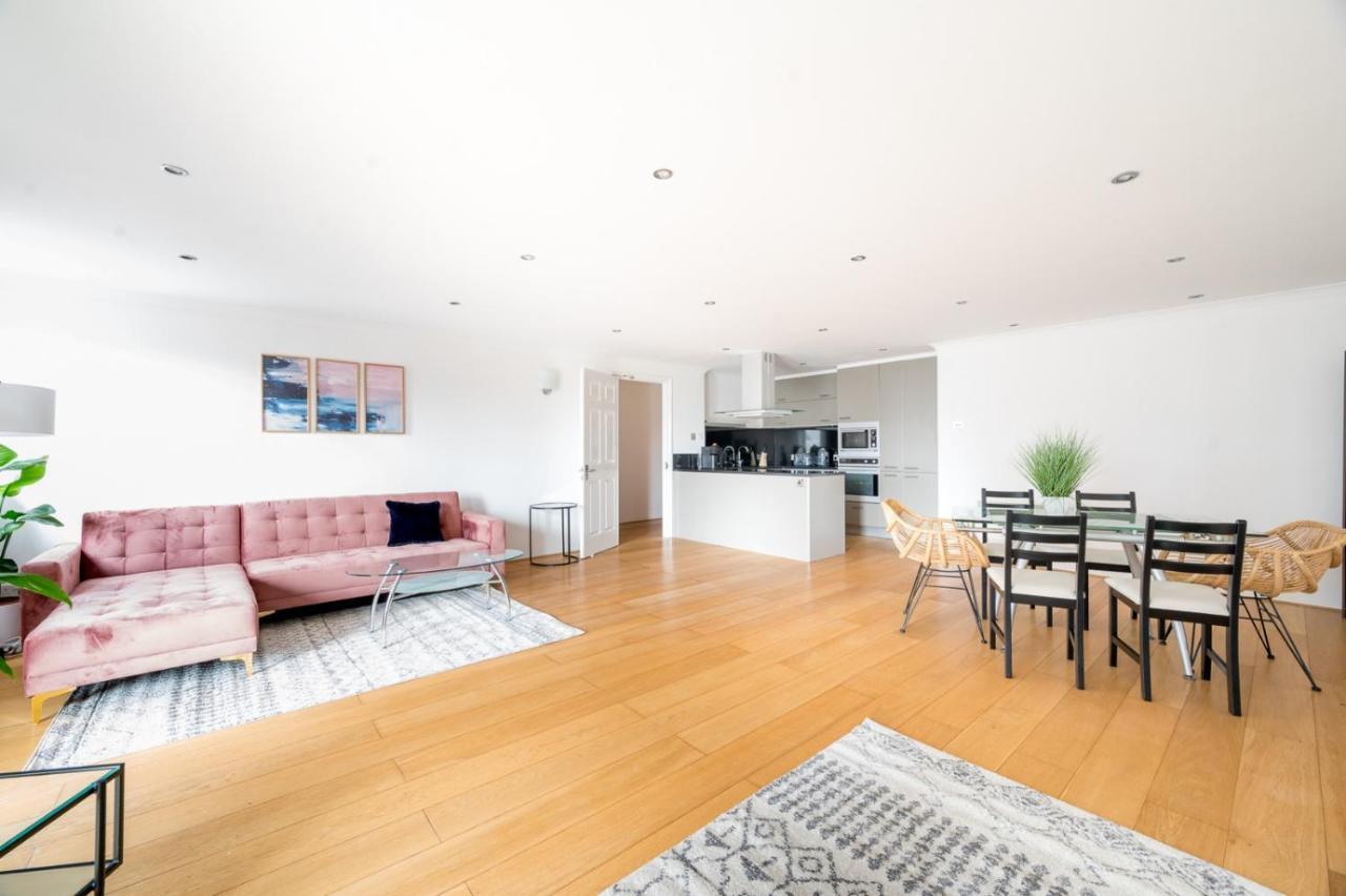 Riverside Two Bedroom In Canary Wharf *