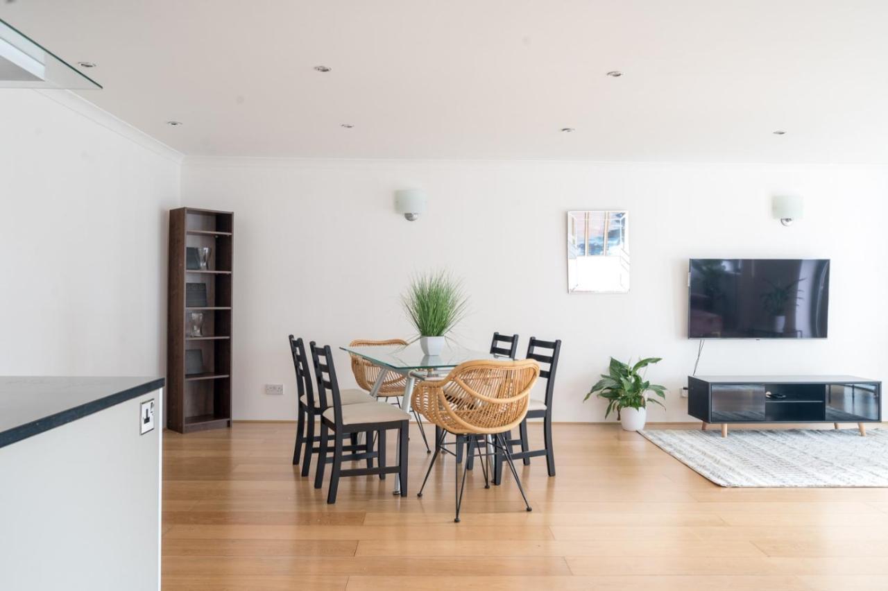 Riverside Two Bedroom In Canary Wharf Apartment London