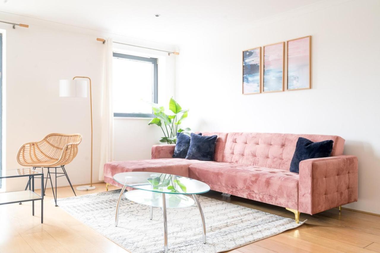 Apartment Riverside Two Bedroom In Canary Wharf London