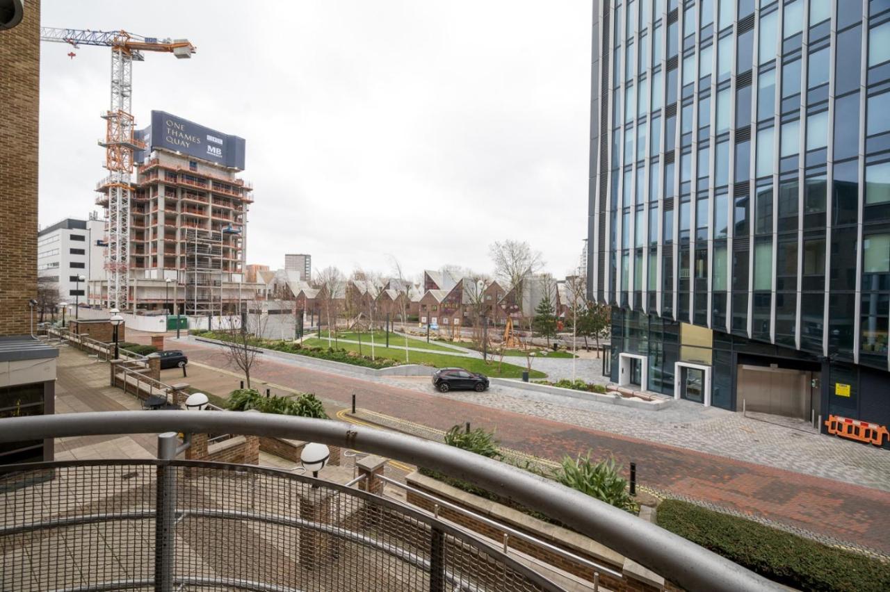Riverside Two Bedroom In Canary Wharf *