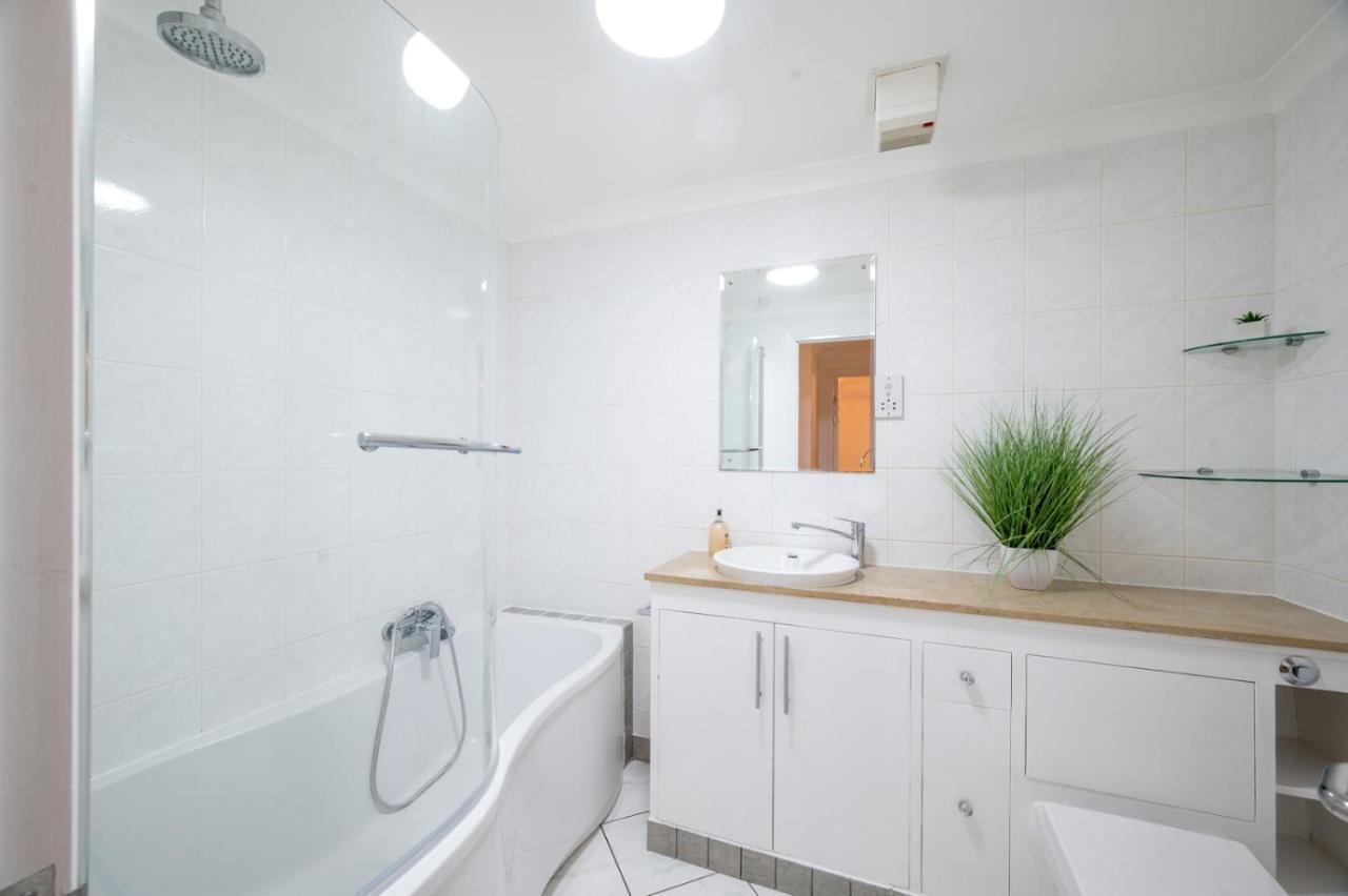 Riverside Two Bedroom In Canary Wharf London