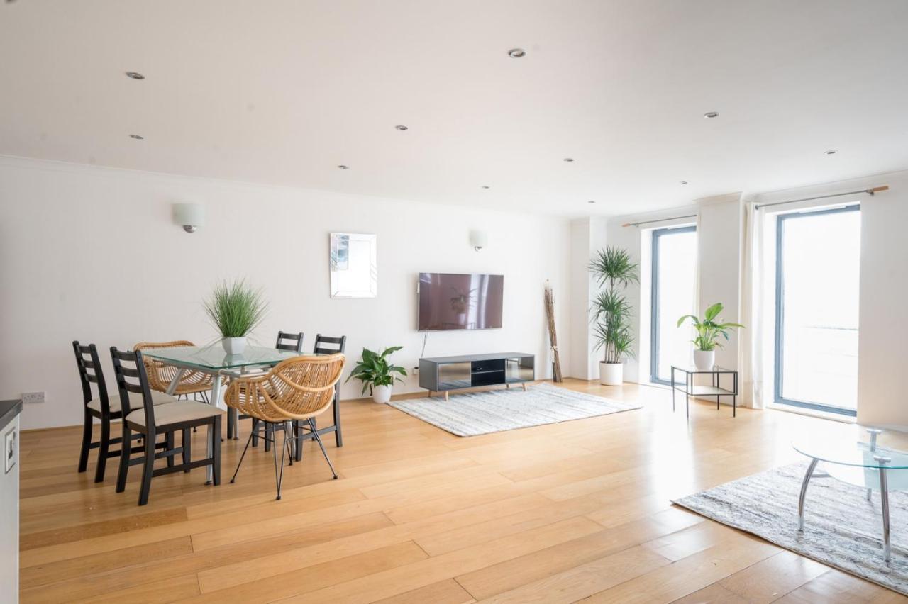 Riverside Two Bedroom In Canary Wharf *