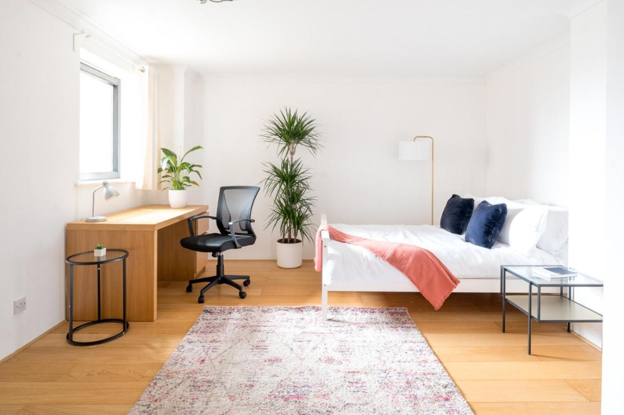 Riverside Two Bedroom In Canary Wharf Apartment London