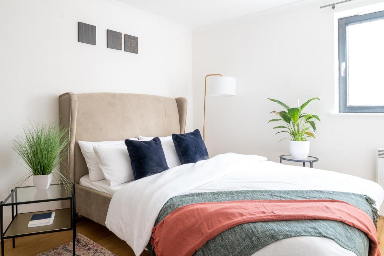 Riverside Two Bedroom In Canary Wharf