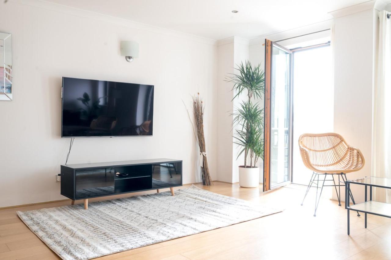 Riverside Two Bedroom In Canary Wharf *